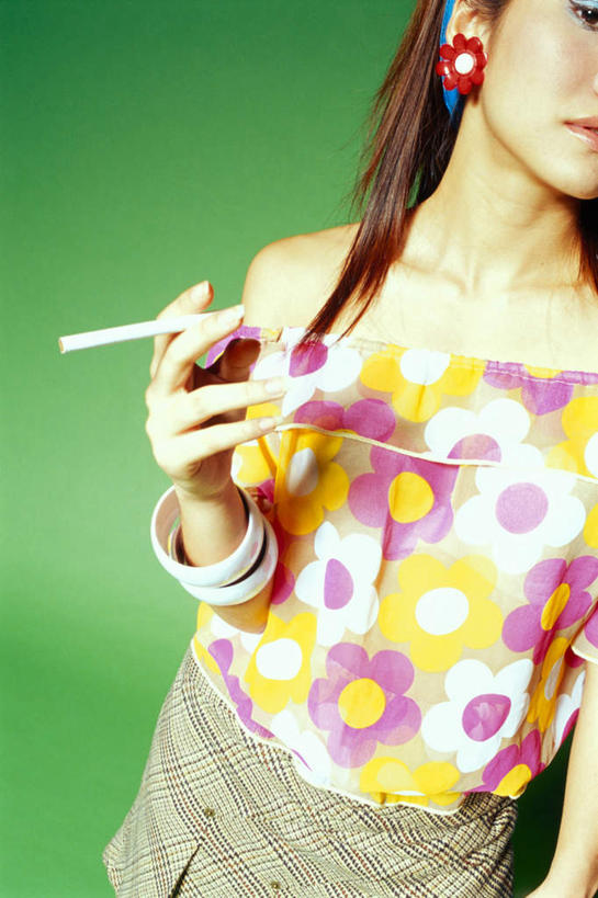 东方人,一个人,站,竖图,室内,白天,正面,裙子,香烟,吊带,亚洲,仅一个年轻女性,仅一个女性,仅一个人,握,绿色背景,花纹,服装,图案,拿,拿着,注视,吊带衫,黄种人,装饰品,衣服,耳环,饰品,手链,首饰,观察,看,站着,烟,握着,短裙,摄影,服饰,手镯,影棚,观看,半身裙,察看,衣着,穿着,关注,镯子,耳饰,衣饰,年轻女性,女人,女性,亚洲人,长发,卷烟,烟草,纸烟,站立,半身,彩图,影棚拍摄,拍摄