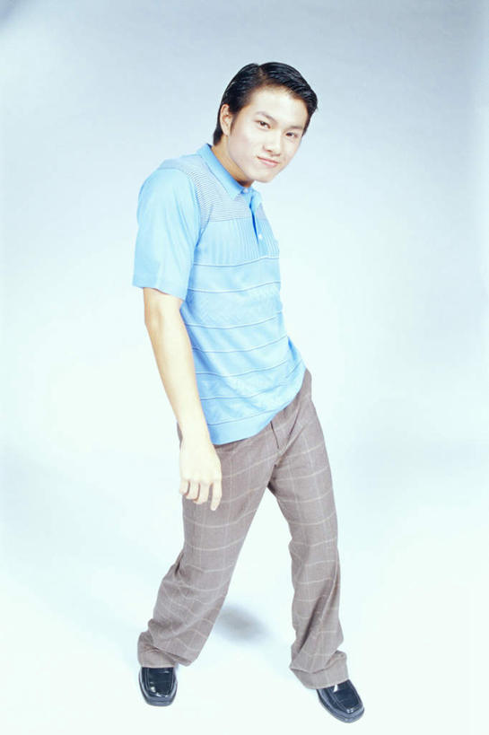 东方人,一个人,站,竖图,室内,白天,白色背景,正面,T恤衫,亚洲,仅一个男性,仅一个人,裤子,生气,T恤,注视,黄种人,仅一个年轻男性,蓝色,观察,看,站着,愤怒,摄影,影棚,观看,恼怒,察看,愤慨,怒气,气愤,发怒,关注,怒火,手插袋,单手插袋,情绪,脾气,忿怒,怨恨,强烈,单手抄兜,单手放兜,气忿,愤恨,肝火,激动,男人,男性,年轻男性,亚洲人,插兜,手插兜,手放口袋,站立,彩图,全身,影棚拍摄,拍摄,手抄兜