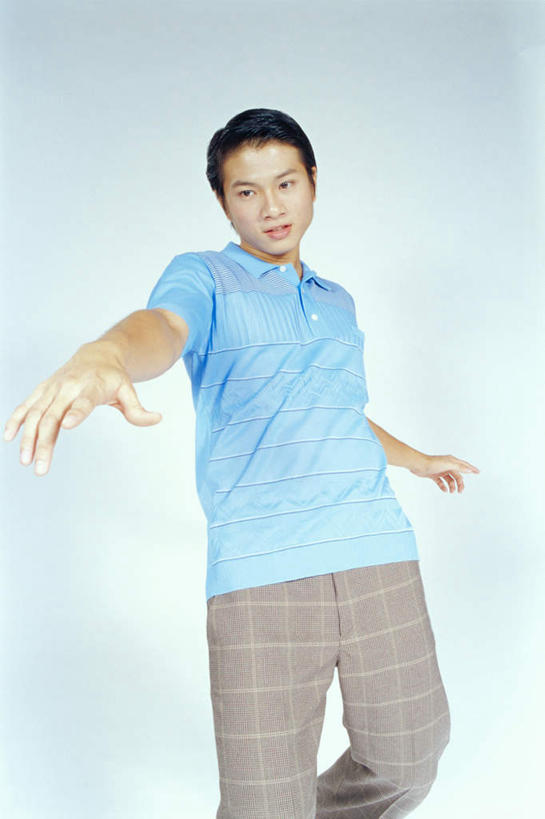 东方人,一个人,站,竖图,室内,白天,白色背景,正面,T恤衫,亚洲,仅一个男性,仅一个人,裤子,T恤,注视,黄种人,仅一个年轻男性,蓝色,观察,看,站着,摄影,影棚,观看,察看,张开五指,关注,男人,男性,年轻男性,亚洲人,站立,半身,彩图,影棚拍摄,拍摄,五指张开