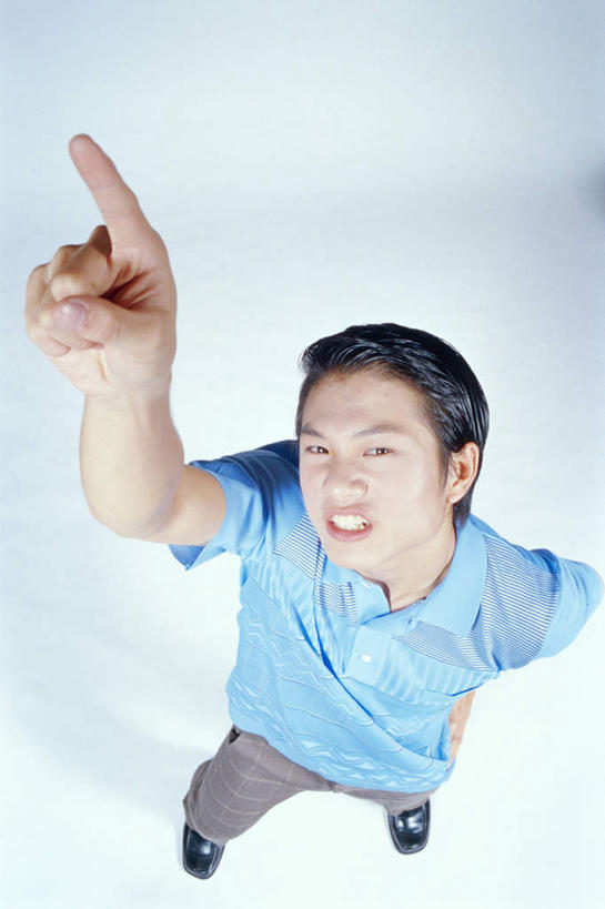 东方人,一个人,站,竖图,俯视,室内,白天,白色背景,T恤衫,亚洲,仅一个男性,仅一个人,指,裤子,生气,T恤,注视,指点,黄种人,方向,手叉腰,仅一个年轻男性,蓝色,叉腰,看,手势,站着,愤怒,摄影,影棚,恼怒,愤慨,指向,怒气,气愤,食指,发怒,关注,怒火,情绪,脾气,忿怒,怨恨,强烈,气忿,愤恨,肝火,激动,男人,男性,年轻男性,亚洲人,抬头,仰头,站立,彩图,高角度拍摄,全身,影棚拍摄,拍摄