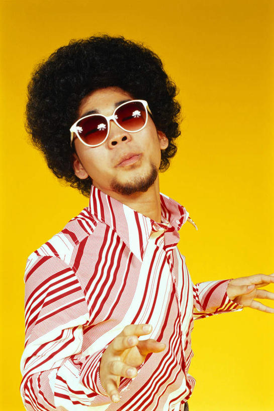 东方人,一个人,站,竖图,室内,白天,正面,衬衫,亚洲,仅一个男性,仅一个人,橙色背景,条纹,墨镜,眼镜,注视,黄种人,仅一个年轻男性,太阳镜,太阳眼镜,观察,看,站着,遮阳镜,摄影,影棚,观看,察看,关注,爆炸头,男人,男性,年轻男性,亚洲人,站立,半身,彩图,影棚拍摄,衬衣,拍摄