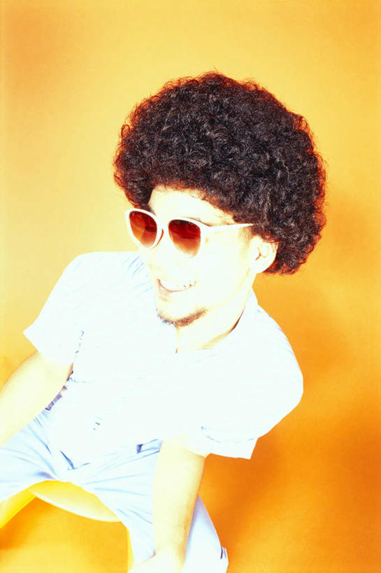 东方人,一个人,坐,竖图,室内,白天,正面,衬衫,亚洲,仅一个男性,仅一个人,橙色背景,阴影,条纹,反射,板凳,墨镜,眼镜,影子,凳子,注视,黄种人,仅一个年轻男性,太阳镜,太阳眼镜,观察,看,遮阳镜,摄影,影棚,观看,察看,关注,爆炸头,男人,男性,年轻男性,亚洲人,坐着,半身,彩图,影棚拍摄,衬衣,拍摄