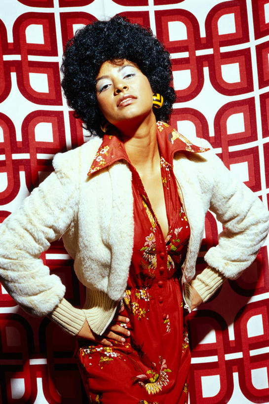 西方人,一个人,站,竖图,室内,白天,正面,欧洲,非洲,黑人,欧洲人,仅一个年轻女性,仅一个女性,仅一个人,花纹,服装,方格,格子,图案,墙,注视,休闲装,手叉腰,墙壁,墙面,衣服,红色,叉腰,观察,看,站着,休闲,休闲服,摄影,服饰,影棚,观看,察看,双手叉腰,关注,爆炸头,年轻女性,女人,女性,非洲人,抬头,仰头,站立,半身,彩图,影棚拍摄,拍摄