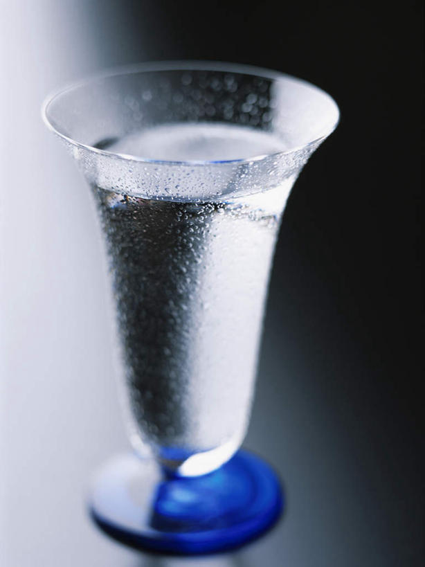 无人,竖图,俯视,室内,特写,白天,静物,杯子,阴影,反射,影子,气泡,饮品,一杯,玻璃制品,饮料,一个,泡泡,水杯,摄影,影棚,单个,苏打水,可口,适口,玻璃杯,彩图,高角度拍摄,影棚拍摄,拍摄