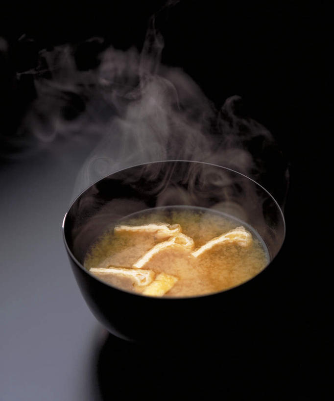 无人,竖图,俯视,室内,特写,白天,烹饪,雾,阴影,沸腾,黑色背景,反射,蒸汽,影子,陶瓷,调料,汤,日本料理,味增,料理,食品,陶瓷制品,水蒸气,调味品,调味料,豆腐干,菜肴,美食,食物,一个,黑色,容器,碗,日式料理,日式,摄影,佳肴,影棚,单个,储藏,豆制品,储存,味噌汤,蒸发,日式大豆酱,味噌,彩图,高角度拍摄,影棚拍摄,拍摄,贮存