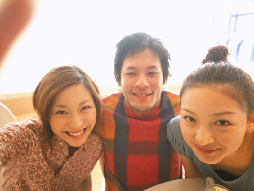 东方人,三个人,伙伴,朋友,坐,笑,微笑,露齿笑,横图,室内,白天,正面,友谊,相机,亚洲,握,服装,方格,格子,拿,拿着,注视,休闲装,黄种人,拍照,衣服,观察,看,休闲,休闲服,握着,摄影,服饰,观看,察看,关注,咖啡店,咖啡屋,拍立得,立拍得,友情,男人,男性,年轻男性,年轻女性,女人,女性,亚洲人,照相机,坐着,半身,彩图,照相,咖啡馆