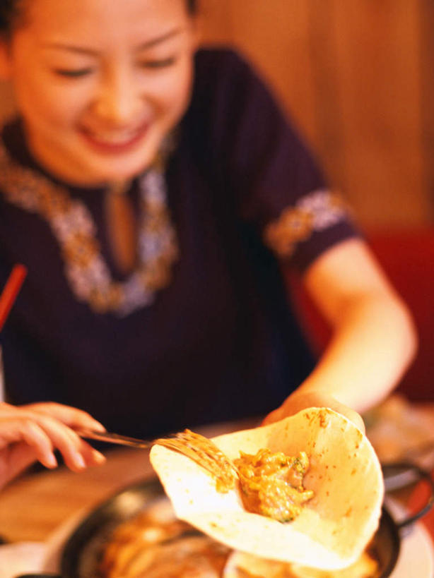 点心,面包,东方人,一个人,坐,笑,微笑,露齿笑,竖图,室内,白天,正面,餐桌,桌面,桌子,餐具,亚洲,仅一个年轻女性,仅一个女性,仅一个人,握,服装,朦胧,模糊,碟子,盘,食品,面点,拿,拿着,休闲装,黄种人,食物,糕点,衣服,盘子,碟,休闲,休闲服,握着,服饰,餐台,抹,咖啡店,咖啡屋,皮塔饼,口袋面包,年轻女性,女人,女性,亚洲人,坐着,半身,彩图,咖啡馆