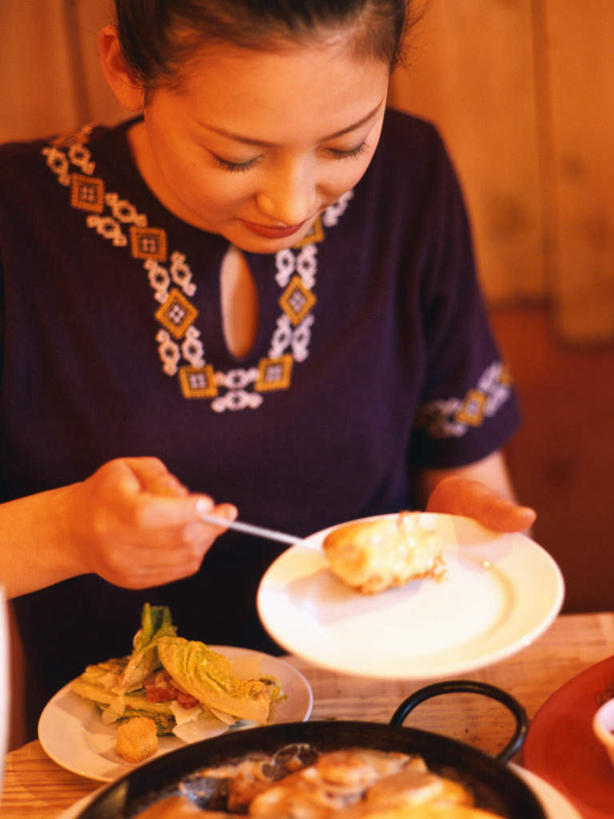 点心,面包,东方人,一个人,坐,笑,微笑,露齿笑,竖图,室内,白天,正面,餐桌,桌面,桌子,餐具,亚洲,仅一个年轻女性,仅一个女性,仅一个人,握,服装,朦胧,模糊,碟子,盘,食品,面点,拿,拿着,休闲装,黄种人,食物,糕点,衣服,盘子,碟,休闲,休闲服,握着,服饰,餐台,抹,咖啡店,咖啡屋,皮塔饼,口袋面包,年轻女性,女人,女性,亚洲人,坐着,半身,彩图,咖啡馆