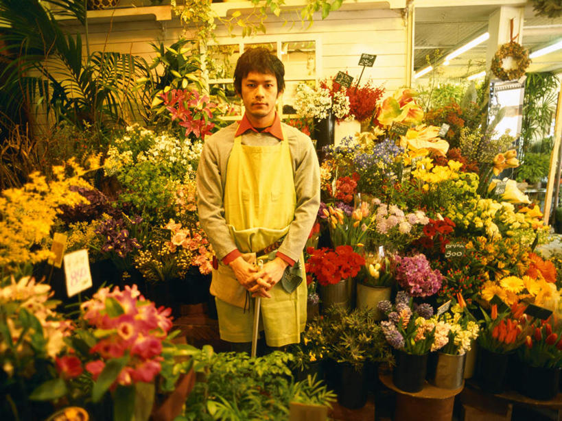 东方人,一个人,花商,花店,站,横图,室内,白天,正面,亚洲,仅一个男性,仅一个人,许多,服装,盛开,围裙,花蕾,注视,休闲装,黄种人,花,花瓣,花朵,鲜花,仅一个年轻男性,衣服,花苞,花蕊,观察,看,站着,休闲,休闲服,服饰,观看,察看,关注,男人,男性,年轻男性,亚洲人,花店老板,花贩,卖花人,站立,半身,彩图