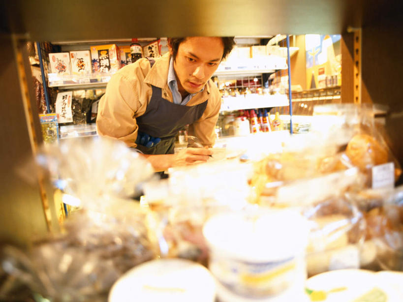 东方人,一个人,店员,商店,站,横图,室内,白天,正面,工作服,制服,购物,消费,超市,亚洲,仅一个男性,仅一个人,许多,弯腰,围裙,注视,黄种人,货架,货物,架子,排列,仅一个年轻男性,观察,看,站着,营业员,金融,百货,摆放,观看,察看,队列,关注,记录板,陈列架,选购,贸易,百货公司,记事板,弯身,血拼,超市货架,销售人员,工作制服,男人,男性,年轻男性,亚洲人,售货员,超级市场,大卖场,站立,半身,彩图,工作套服,购物商场,购物中心,商业中心,清点