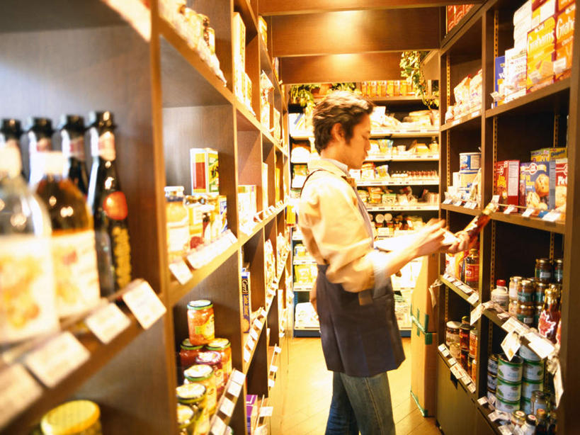 东方人,一个人,店员,商店,站,横图,室内,白天,侧面,工作服,制服,购物,消费,超市,亚洲,仅一个男性,仅一个人,许多,围裙,注视,黄种人,货架,货物,架子,排列,仅一个年轻男性,观察,看,站着,营业员,金融,百货,摆放,观看,察看,队列,关注,记录板,陈列架,选购,贸易,百货公司,记事板,血拼,超市货架,销售人员,工作制服,男人,男性,年轻男性,亚洲人,售货员,超级市场,大卖场,站立,半身,彩图,工作套服,购物商场,购物中心,商业中心,清点