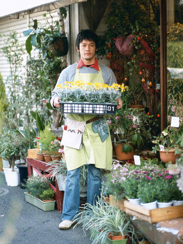 东方人,一个人,花商,花店,站,捧,竖图,室外,白天,正面,亚洲,仅一个男性,仅一个人,许多,服装,盛开,围裙,花蕾,注视,休闲装,黄种人,花,花瓣,花朵,鲜花,仅一个年轻男性,衣服,花苞,花蕊,观察,看,站着,休闲,休闲服,服饰,观看,察看,关注,男人,男性,年轻男性,亚洲人,花店老板,花贩,卖花人,端,端着,捧着,手捧,站立,彩图,全身
