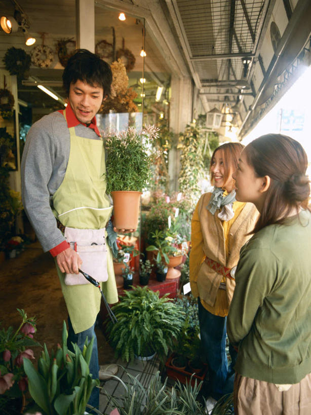 东方人,背部,三个人,伙伴,朋友,花商,花店,站,竖图,室外,白天,正面,友谊,亚洲,许多,服装,盛开,围裙,花蕾,注视,休闲装,黄种人,顾客,花,花瓣,花朵,鲜花,衣服,花苞,花蕊,观察,看,站着,休闲,休闲服,服饰,观看,察看,关注,友情,男人,男性,年轻男性,年轻女性,女人,女性,亚洲人,花店老板,花贩,卖花人,站立,半身,彩图