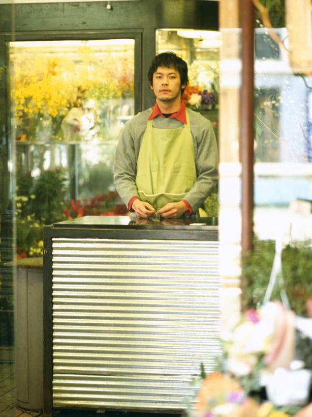 东方人,一个人,花商,花店,站,竖图,室外,白天,正面,亚洲,仅一个男性,仅一个人,许多,服装,盛开,围裙,花蕾,注视,休闲装,黄种人,花,花瓣,花朵,鲜花,仅一个年轻男性,衣服,花苞,花蕊,观察,看,站着,休闲,休闲服,服饰,观看,察看,关注,男人,男性,年轻男性,亚洲人,花店老板,花贩,卖花人,站立,半身,彩图