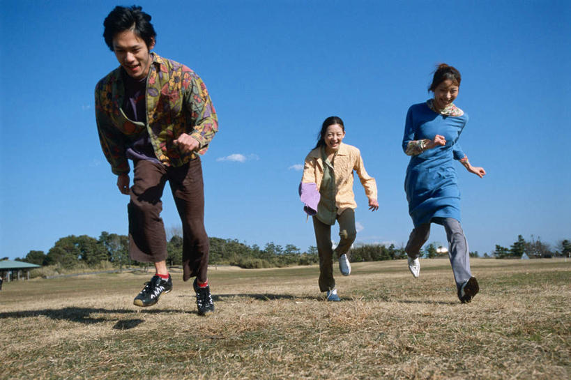 东方人,三个人,伙伴,朋友,笑,微笑,露齿笑,横图,室外,白天,正面,友谊,草地,草坪,植物,亚洲,追逐,阴影,服装,光线,影子,云,云朵,云彩,注视,休闲装,黄种人,草,树,树木,衣服,蓝色,绿色,白云,蓝天,天空,阳光,自然,天,奔跑,观察,看,休闲,休闲服,服饰,生长,晴朗,成长,观看,察看,关注,友情,男人,男性,年轻男性,年轻女性,女人,女性,亚洲人,晴空,彩图,全身