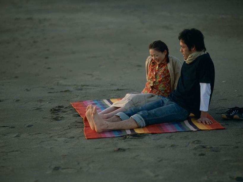 东方人,两个人,坐,笑,微笑,露齿笑,横图,室外,白天,侧面,爱情,沙滩,亚洲,条纹,服装,沙子,毯子,海岸,沙地,浪漫,注视,休闲装,黄种人,衣服,垫子,观察,看,休闲,温暖,温馨,赤脚,休闲服,恩爱,恋人,服饰,观看,和睦,察看,关注,沙滩垫,男人,男性,年轻男性,年轻女性,女人,女性,亚洲人,情侣,海滩,坐着,彩图,全身,伴侣,融洽