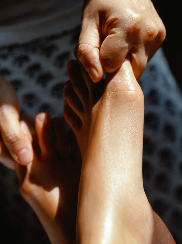 东方人,手,腿部,脚,脚趾,脚趾甲,腿,两个人,按摩师,站,躺,竖图,俯视,室内,特写,白天,工作服,制服,按摩,亚洲,阴影,光线,围裙,影子,黄种人,白色,阳光,精油,香薰,站着,享受,健康,手部,放松,保健,芳香疗法,舒心,舒缓,香薰精油,养颜,指压,减压,工作制服,香薰疗法,植物精油,卧着,年轻女性,女人,女性,亚洲人,脚指甲,技师,躺着,卧,站立,半身,彩图,高角度拍摄,工作套服,推拿