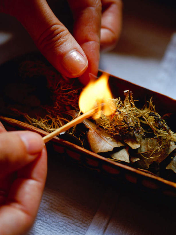 东方人,手,一个人,站,竖图,俯视,室内,特写,白天,热情,桌面,桌子,火,亚洲,双手,仅一个年轻女性,仅一个女性,仅一个人,握,朦胧,模糊,火柴,火焰,香炉,香料,燃烧,拿,拿着,黄种人,精油,香薰,站着,手部,放松,握着,芳香疗法,点火,洋火,舒心,舒缓,香薰精油,养颜,火柴梗,取火工具,减压,香薰疗法,植物精油,年轻女性,女人,女性,亚洲人,站立,半身,彩图,高角度拍摄