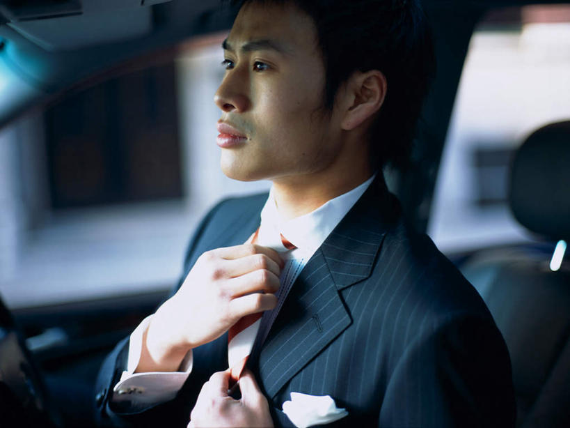 东方人,一个人,商务人士,商务男性,横图,室内,白天,侧面,衬衫,汽车,亚洲,仅一个男性,仅一个人,套装,朦胧,模糊,注视,黄种人,车,仅一个年轻男性,交通工具,轿车,观察,看,观看,整理,察看,关注,载具,商务装,工薪阶层,驾驶座,男人,男性,年轻男性,亚洲人,白领,上班族,半身,彩图,衬衣