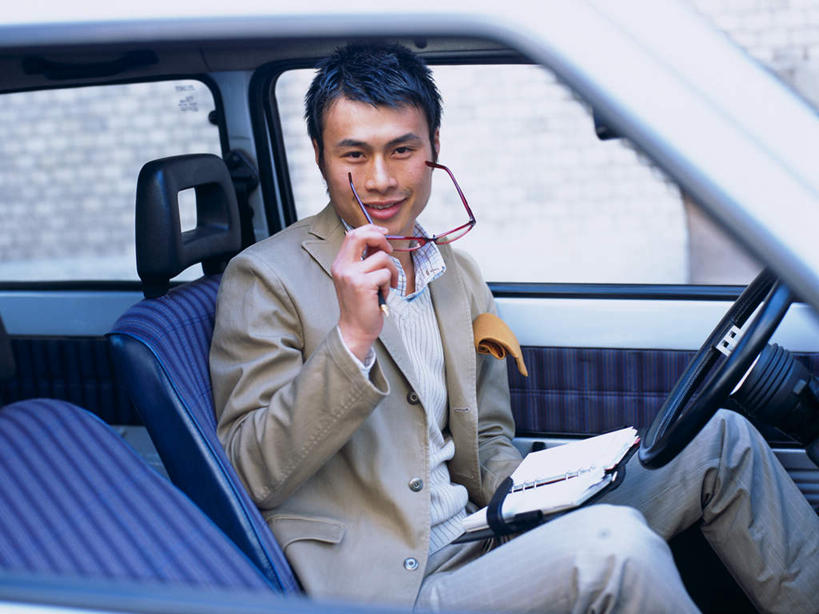 东方人,一个人,商务人士,商务男性,坐,笑,微笑,横图,室外,白天,侧面,衬衫,机器,仪器,汽车,亚洲,仅一个男性,仅一个人,握,套装,眼镜,拿,拿着,注视,黄种人,设备,车,仅一个年轻男性,方向盘,交通工具,轿车,观察,驾驶,看,行驶,握着,观看,控制,察看,关注,载具,商务装,近视眼镜,工薪阶层,驾驶座,男人,男性,年轻男性,亚洲人,白领,上班族,坐着,半身,彩图,衬衣