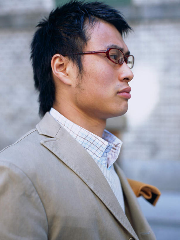 东方人,一个人,商务人士,商务男性,站,竖图,室外,白天,侧面,衬衫,生活用品,亚洲,仅一个男性,仅一个人,套装,环保,朦胧,模糊,眼镜,墙,手帕,注视,黄种人,手绢,墙壁,墙面,仅一个年轻男性,日用品,观察,看,站着,观看,察看,关注,商务装,近视眼镜,工薪阶层,美观,男人,男性,年轻男性,亚洲人,白领,上班族,站立,半身,彩图,衬衣