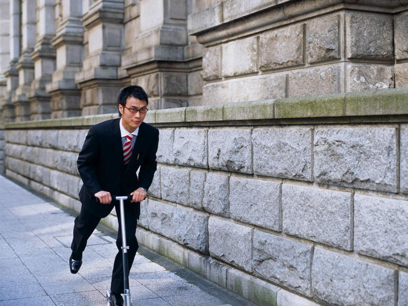 东方人,一个人,商务人士,商务男性,高楼大厦,站,横图,室外,白天,正面,衬衫,锻炼,运动,大厦,道路,建筑,路,摩天大楼,公路,亚洲,仅一个男性,仅一个人,套装,眼镜,墙,交通,抬腿,黄种人,极限运动,墙壁,墙面,仅一个年轻男性,扶,站着,滑板车,滑板,扶着,商务装,近视眼镜,工薪阶层,体育,男人,男性,年轻男性,亚洲人,白领,上班族,马路,站立,半身,彩图,衬衣,健身,大楼,高层建筑,高楼,摩天楼,滑板运动