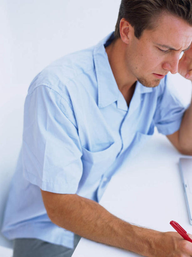 西方人,一个人,坐,竖图,室内,白天,侧面,衬衫,桌面,桌子,欧洲,欧洲人,仅一个男性,仅一个人,撑,握,写字,笔,办公用品,记事本,拿,拿着,托腮,注视,水笔,文具,仅一个年轻男性,蓝色,本子,笔记本,学习用品,观察,看,托,思考,握着,观看,文具用品,一支,察看,书写,关注,托下巴,思虑,男人,男性,年轻男性,白种人,坐着,半身,彩图,衬衣