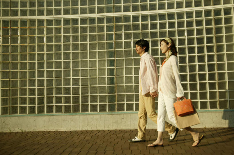 东方人,两个人,站,横图,室外,白天,侧面,爱情,日落,亚洲,阴影,服装,光线,包,头巾,影子,墙,晚霞,霞光,落日,地面,浪漫,扭头,注视,休闲装,黄种人,拎包,墙壁,墙面,衣服,阳光,黄昏,观察,看,站着,转头,休闲,温暖,温馨,休闲服,彩霞,恩爱,恋人,服饰,观看,和睦,察看,关注,夕照,男人,男性,年轻男性,年轻女性,女人,女性,亚洲人,情侣,夕阳,站立,彩图,全身,伴侣,融洽,斜阳