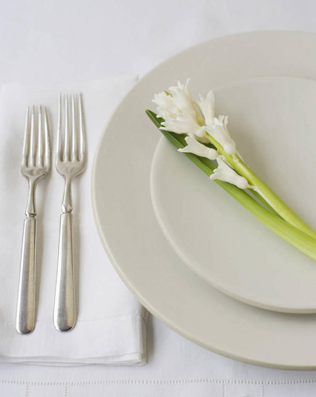 无人,竖图,俯视,室内,特写,白天,爱情,餐桌,桌子,风信子,餐具,阴影,盛开,反射,叉子,碟子,盘,影子,花蕾,花,花瓣,花朵,鲜花,白色,盘子,餐巾,碟,花苞,花蕊,四个,摄影,影棚,餐台,悲伤,喜悦,风信花,怀念,餐叉,悲哀,保洁方巾,口布,西洋水仙,进餐用具,彩图,高角度拍摄,影棚拍摄,拍摄