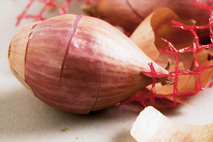 无人,横图,俯视,室内,特写,白天,桌面,桌子,蔬菜,洋葱,袋子,阴影,朦胧,模糊,新鲜,反射,木制,影子,食品,网袋,食物,三个,木制品,容器,有机食品,绿色食品,储藏,储存,玉葱,圆葱,洋葱头,球葱,葱头,彩图,高角度拍摄,贮存