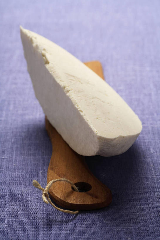 奶酪,无人,竖图,俯视,室内,特写,白天,餐桌,桌子,一块,切开,阴影,反射,影子,干酪,起司,芝士,营养,白色,切,乳酪,摄影,影棚,餐台,乳制品,发酵,剖面,切面,乳清干酪,彩图,高角度拍摄,影棚拍摄,拍摄