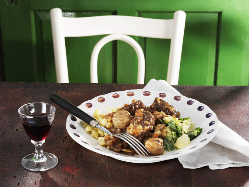 葡萄酒,无人,横图,俯视,室内,特写,白天,烹饪,西餐,餐桌,桌子,蔬菜,杯子,餐具,椅子,阴影,新鲜,反射,叉子,碟子,高脚杯,盘,影子,木椅,调料,酱料,酱汁,肉,佐料,牛肉,料理,食品,红酒杯,酒类,调味品,一杯,调味料,酱,菜肴,美食,肉类,玻璃制品,酒,食物,饮料,三个,盘子,酒杯,碟,西式,佳肴,有机食品,绿色食品,餐台,葡萄酒杯,波特酒,肉食,餐叉,加强葡萄酒,加强型葡萄酒,玻璃杯,进餐用具,彩图,高角度拍摄