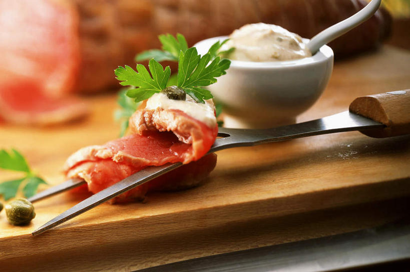 海鲜,无人,横图,俯视,室内,特写,白天,餐桌,桌子,叶子,一块,阴影,朦胧,模糊,装饰,反射,木制,鱼,影子,勺子,陶瓷,调料,酱料,酱汁,肉,佐料,牛肉,绿叶,案板,陶瓷制品,调味品,鲔鱼,调味料,水产,金枪鱼,酱,肉类,鱼类,海洋生物,砧板,木制品,容器,调羹,汤匙,碗,嫩叶,餐台,储藏,华丽,修饰,点缀,配菜,吞拿鱼,储存,水生动物,海产品,水生物,肉食,海底动物,衬托,美观,雅致,雅观,叶,叶片,彩图,高角度拍摄,贮存