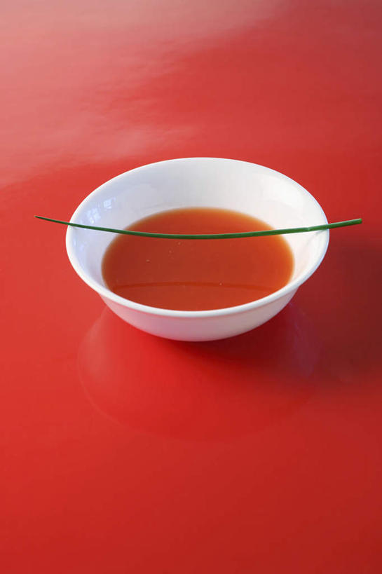 无人,竖图,俯视,室内,特写,白天,烹饪,西餐,阴影,红色背景,反射,影子,陶瓷,葱,青葱,汤,料理,食品,陶瓷制品,菜肴,美食,食物,一个,容器,碗,罗宋汤,西式,摄影,佳肴,影棚,单个,储藏,储存,羹汤,彩图,高角度拍摄,影棚拍摄,拍摄,贮存