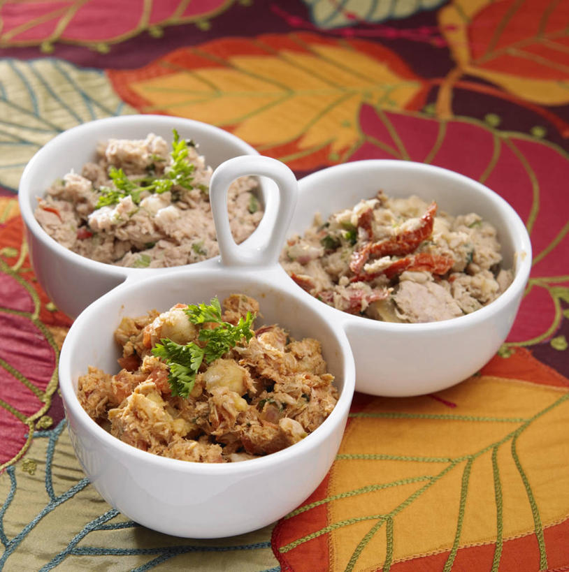 海鲜,无人,竖图,俯视,室内,特写,白天,白色背景,餐桌,桌子,蔬菜,西红柿,叶子,一堆,许多,阴影,堆叠,堆积,新鲜,装饰,反射,影子,陶瓷,肉,生食,鱼肉,沙拉,食品,绿叶,陶瓷制品,鲔鱼,色拉,水产,金枪鱼,沙律,肉类,食物,三个,白色,容器,碗,嫩叶,摄影,影棚,餐台,色拉酱,储藏,堆,华丽,修饰,点缀,吞拿鱼,储存,海产品,千岛酱,肉食,衬托,美观,雅致,雅观,叶,叶片,洋柿子,柑仔蜜,番茄,臭柿,彩图,高角度拍摄,影棚拍摄,拍摄,海鲜沙拉,六月柿,贮存,喜报三元