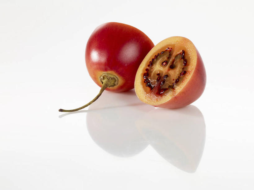 无人,横图,俯视,室内,特写,白天,白色背景,餐桌,桌子,蔬菜,阴影,新鲜,反射,影子,食品,食物,两个,摄影,有机食品,绿色食品,影棚,餐台,树番茄,横截面,剖面,截面,截面图形,番茄,彩图,高角度拍摄,影棚拍摄,拍摄,树茄果