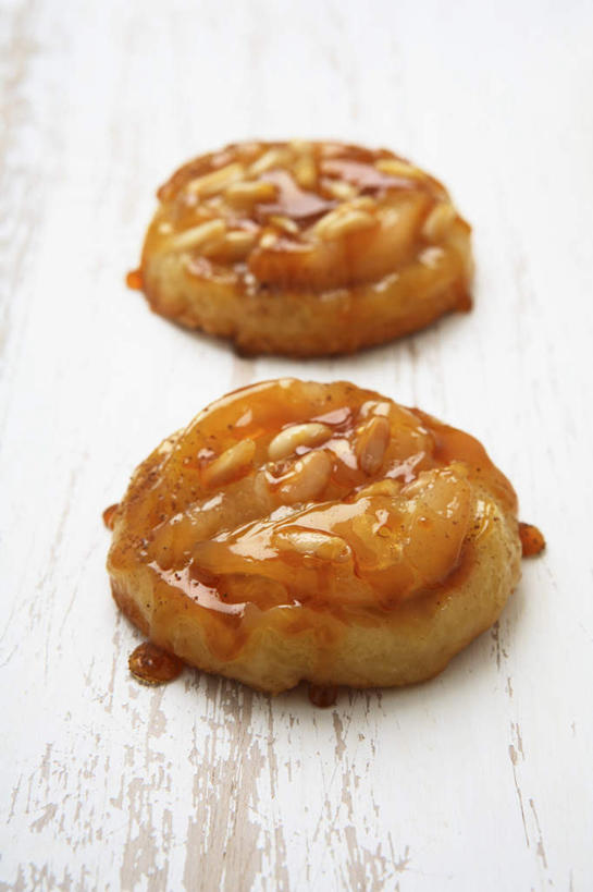 点心,无人,竖图,俯视,室内,特写,白天,白色背景,下午茶,阴影,朦胧,模糊,反射,影子,食品,蛋挞,松子,松子仁,食物,糕点,两个,摄影,影棚,松仁,松籽仁,蛋塔,彩图,高角度拍摄,影棚拍摄,拍摄