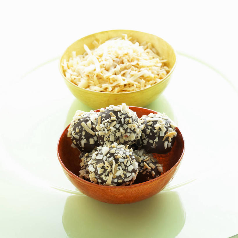 无人,方图,俯视,室内,特写,白天,白色背景,餐桌,桌子,椰子,水果,一堆,许多,阴影,堆叠,堆积,新鲜,反射,影子,陶瓷,生食,食品,果实,陶瓷制品,食物,两个,容器,碗,摄影,有机食品,绿色食品,影棚,餐台,储藏,椰丝,堆,储存,大椰,胥余,椰瓢,越王头,彩图,高角度拍摄,影棚拍摄,拍摄,贮存