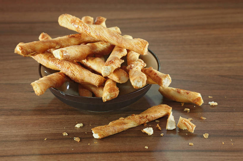 点心,奶酪,无人,横图,俯视,室内,特写,白天,餐桌,桌子,餐具,一堆,许多,阴影,堆叠,堆积,反射,木制,碟子,盘,影子,干酪,起司,食品,芝士,营养,破坏,破损,食物,盘子,木制品,碟,零食,乳酪,摄影,影棚,餐台,堆,损坏,乳制品,发酵,彩图,高角度拍摄,影棚拍摄,拍摄,奶酪棒,芝士棒