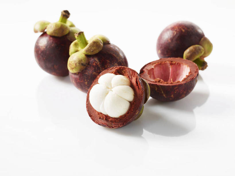 无人,横图,俯视,室内,特写,白天,白色背景,餐桌,桌子,水果,五个,许多,阴影,新鲜,反射,影子,生食,食品,果实,食物,摄影,有机食品,绿色食品,影棚,餐台,山竹果,山竹,莽吉柿,山竹子,山竺,横截面,剖面,截面,截面图形,彩图,高角度拍摄,影棚拍摄,拍摄