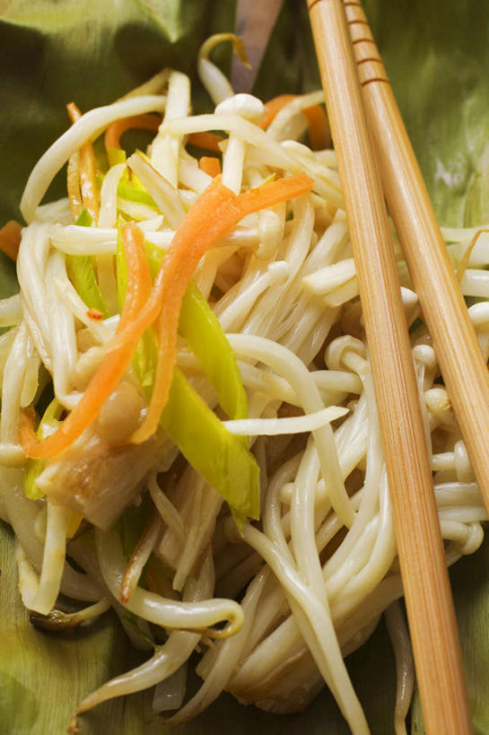 无人,竖图,俯视,室内,特写,白天,餐桌,筷子,桌子,蔬菜,餐具,叶子,一块,一双,阴影,朦胧,模糊,新鲜,反射,木制,包装,影子,豆芽,食品,绿叶,案板,文化,传统,砧板,食物,木制品,嫩叶,摄影,有机食品,绿色食品,影棚,餐台,礼节,香蕉叶,礼仪,豆芽菜,紫花苜蓿,苜蓿,芽苗菜,牧草,紫苜蓿,叶,叶片,进餐用具,彩图,高角度拍摄,影棚拍摄,拍摄