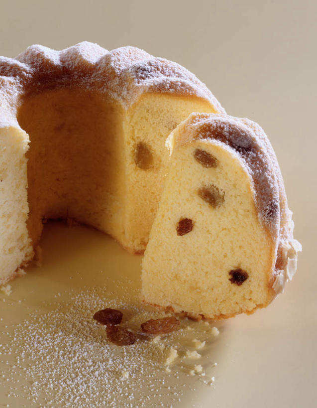 点心,无人,竖图,俯视,室内,特写,白天,下午茶,葡萄,切开,阴影,棕色背景,反射,影子,食品,食物,糕点,奶油蛋糕,切,葡萄干,摄影,影棚,剖面,切面,磅蛋糕,乌珠木,山葫芦,蒲桃,草龙珠,彩图,高角度拍摄,影棚拍摄,拍摄,蛋糕