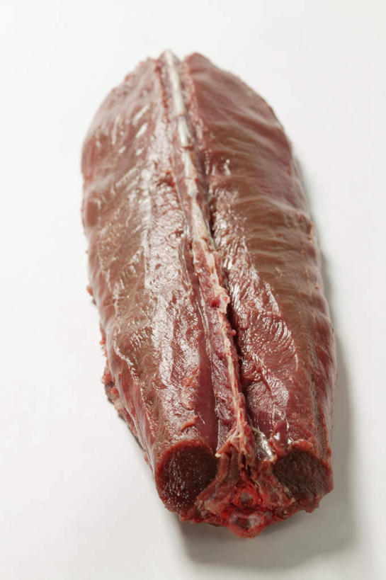 无人,竖图,俯视,室内,特写,白天,白色背景,餐桌,桌子,一块,阴影,反射,影子,肉,肉类,红色,摄影,影棚,餐台,肉食,鹿肉,彩图,高角度拍摄,影棚拍摄,拍摄