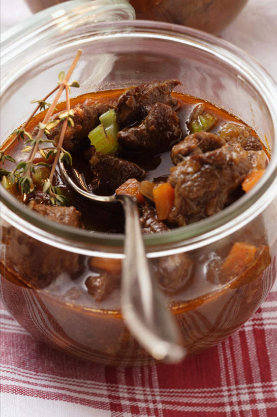 无人,竖图,俯视,室内,特写,白天,桌面,桌子,玻璃,阴影,反射,木制,布料,影子,勺子,肉,布纹,肉类,玻璃制品,桌布,一个,红色,餐巾,木制品,容器,调羹,台布,汤匙,碗,摄影,影棚,单个,储藏,储存,肉食,鹿肉,野味,彩图,高角度拍摄,影棚拍摄,拍摄,贮存