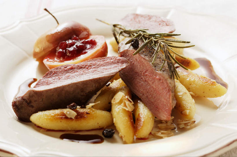 无人,横图,俯视,室内,特写,白天,白色背景,烹饪,西餐,苹果,蔬菜,土豆,餐具,水果,阴影,新鲜,反射,碟子,盘,影子,肉,生食,料理,食品,果实,菜肴,美食,肉类,食物,一个,盘子,碟,西式,摄影,佳肴,有机食品,绿色食品,影棚,单个,迷迭香,肉食,鹿肉,馍馍蛋,海洋之露,野味,洋芋,山药蛋,马铃薯,彩图,高角度拍摄,影棚拍摄,拍摄