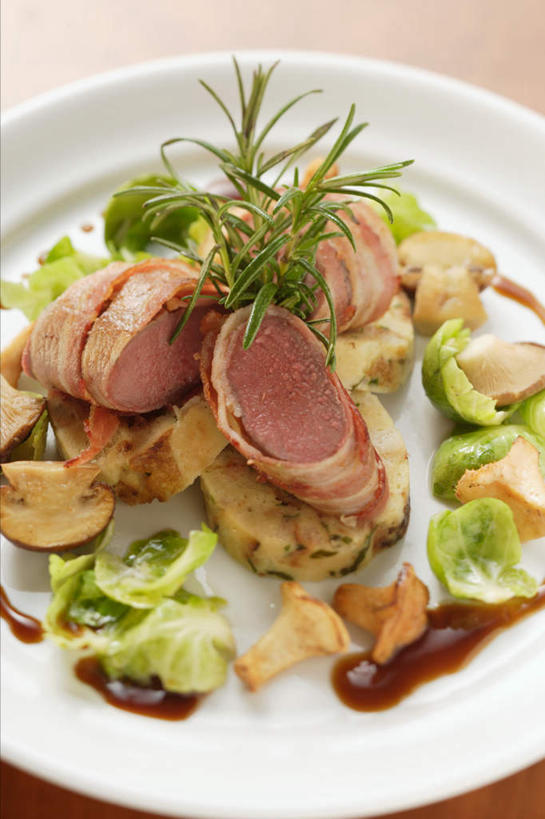 无人,竖图,俯视,室内,特写,白天,烹饪,西餐,桌面,桌子,蔬菜,椰菜,卷心菜,餐具,阴影,新鲜,反射,木制,碟子,盘,影子,菌菇,蘑菇,调料,酱料,酱汁,肉,佐料,料理,食品,调味品,调味料,菌类,酱,菜肴,美食,肉类,食物,一个,盘子,木制品,碟,甘蓝,食用菌,西式,摄影,佳肴,有机食品,绿色食品,抱子甘蓝,芽甘蓝,影棚,单个,肉食,鹿肉,球芽甘蓝,子持甘蓝,野味,结球甘蓝,甘兰,包心菜,彩图,高角度拍摄,影棚拍摄,拍摄