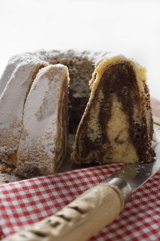 点心,无人,竖图,室内,特写,白天,白色背景,正面,下午茶,餐具,切开,阴影,反射,碟子,工具,盘,影子,食品,刀具,食物,糕点,一个,盘子,碟,刀,切,摄影,影棚,单个,餐刀,剖面,切面,大理石蛋糕,彩图,影棚拍摄,拍摄,蛋糕