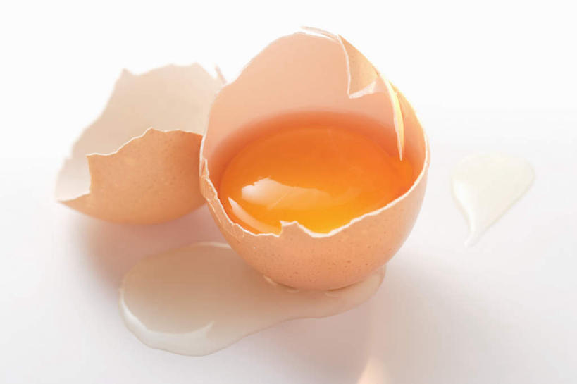 无人,横图,俯视,室内,特写,白天,白色背景,餐桌,桌子,阴影,朦胧,模糊,反射,影子,蛋,蛋黄,蛋清,鸡蛋,破坏,破损,一个,摄影,影棚,单个,餐台,损坏,草鸡蛋,卵,彩图,高角度拍摄,影棚拍摄,拍摄