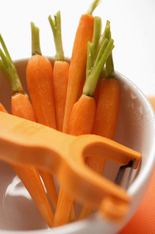 无人,竖图,俯视,室内,特写,白天,白色背景,餐桌,桌子,萝卜,胡萝卜,蔬菜,金属制品,许多,阴影,新鲜,反射,金属,工具,影子,陶瓷,食品,刀具,陶瓷制品,很多,食物,两个,容器,碗,刀,橙色,摄影,有机食品,绿色食品,影棚,餐台,储藏,储存,削皮器,去皮,红萝卜,甘荀,彩图,高角度拍摄,影棚拍摄,拍摄,贮存