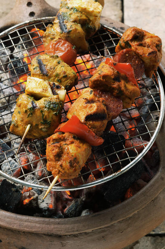 无人,竖图,俯视,室内,特写,白天,烧烤,餐桌,桌子,辣椒,蔬菜,阴影,新鲜,反射,影子,肉,食品,烤架,烤肉,两串,猪肉,肉类,食物,铁架,摄影,有机食品,绿色食品,影棚,餐台,肉食,肉串,彩椒,辣角,红海椒,大椒,辣虎,广椒,豚肉,甜椒,柿子椒,辣子,海椒,番椒,灯笼椒,彩图,高角度拍摄,影棚拍摄,拍摄